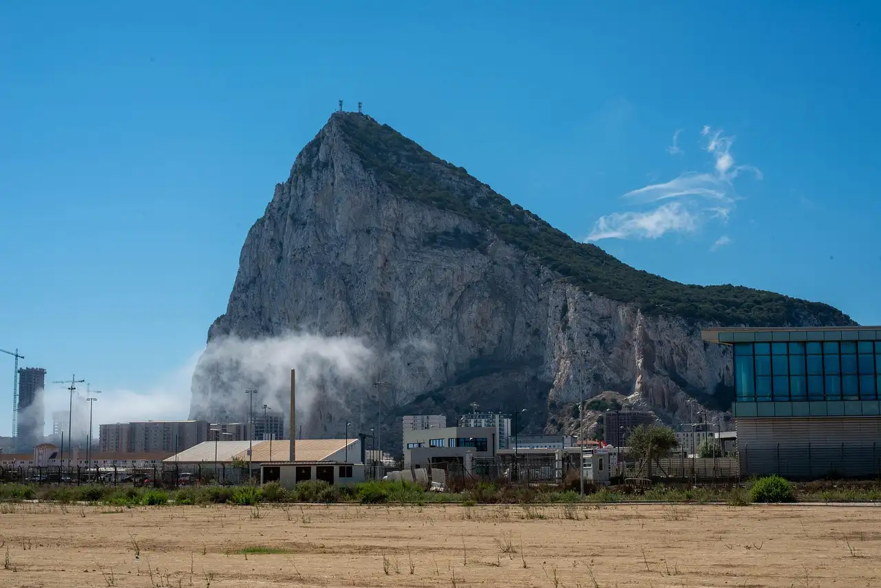 Trabajar en Gibraltar: Oportunidades laborales y requisitos